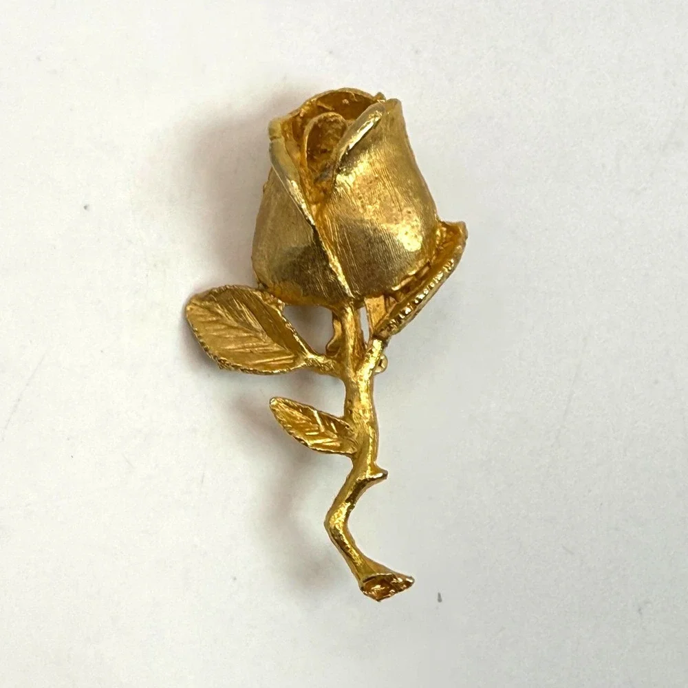 Vintage Gold Tone Rose‎ Brooch – Textured Floral Stem Pin